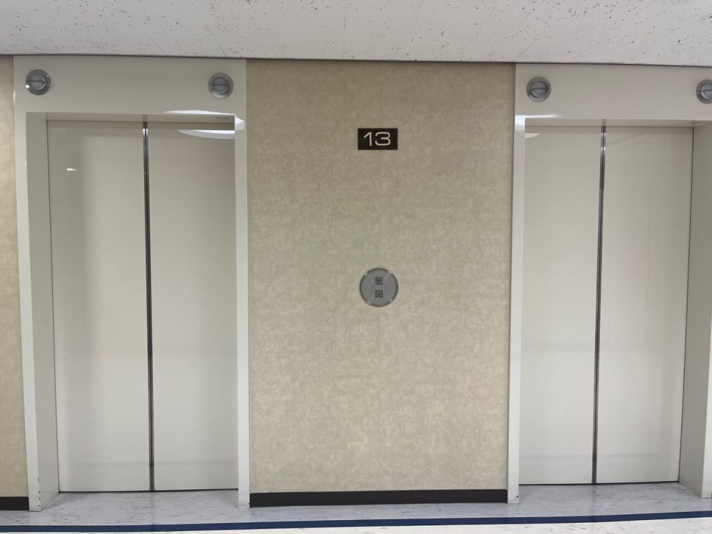 エレベーターで13階へ到着。水の森美容クリニック横浜院は降りてすぐの場所にあります