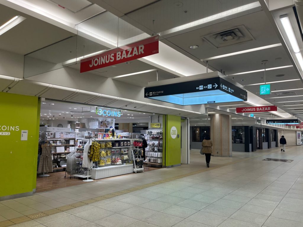 ジョイナス地下の3COINS(スリーコインズ)を過ぎた角(一つ奥のスタバとの間)を左折します