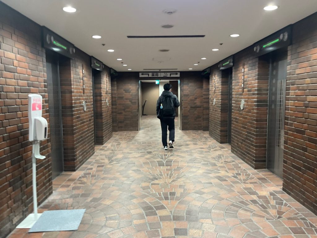 横浜天理ビルのエレベーターホール。ここから13階へ上がります