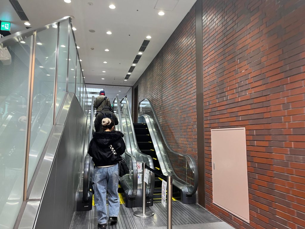 横浜駅地下街から横浜天理ビルの地下入り口へと続くエスカレーターの様子