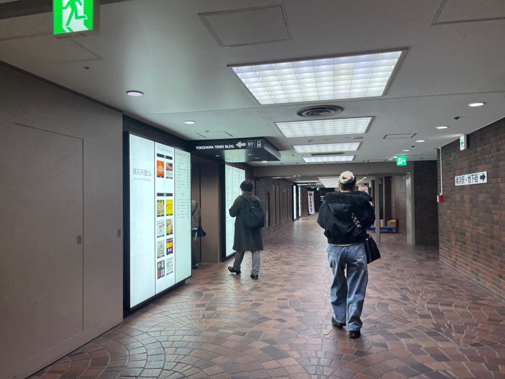 エスカレーターを降りた後の横浜天理ビル地下通路。左手には横浜天理ビル地下入り口