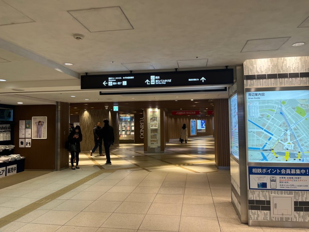 有隣堂(本屋)近くの分岐。南8出口・横浜天理ビル方面の矢印に従います