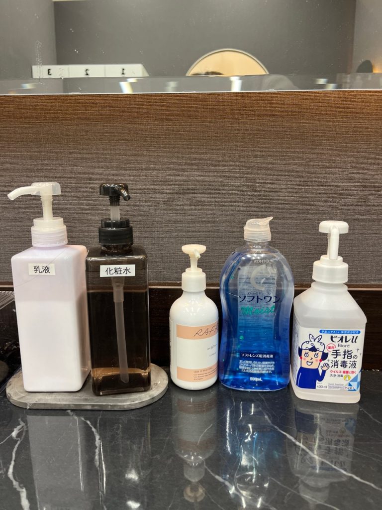 ベンスクリニック横浜パウダールームの様子。スキンケアアイテムやコンタクト洗浄液などアメニティが充実していました。