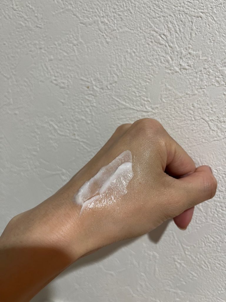 愛用しているクリーム、AESTURA（エストラ）アトバリア365 クリームを手の甲に出している様子。重すぎず伸びも良い、水分をしっかり感じるテクスチャー。