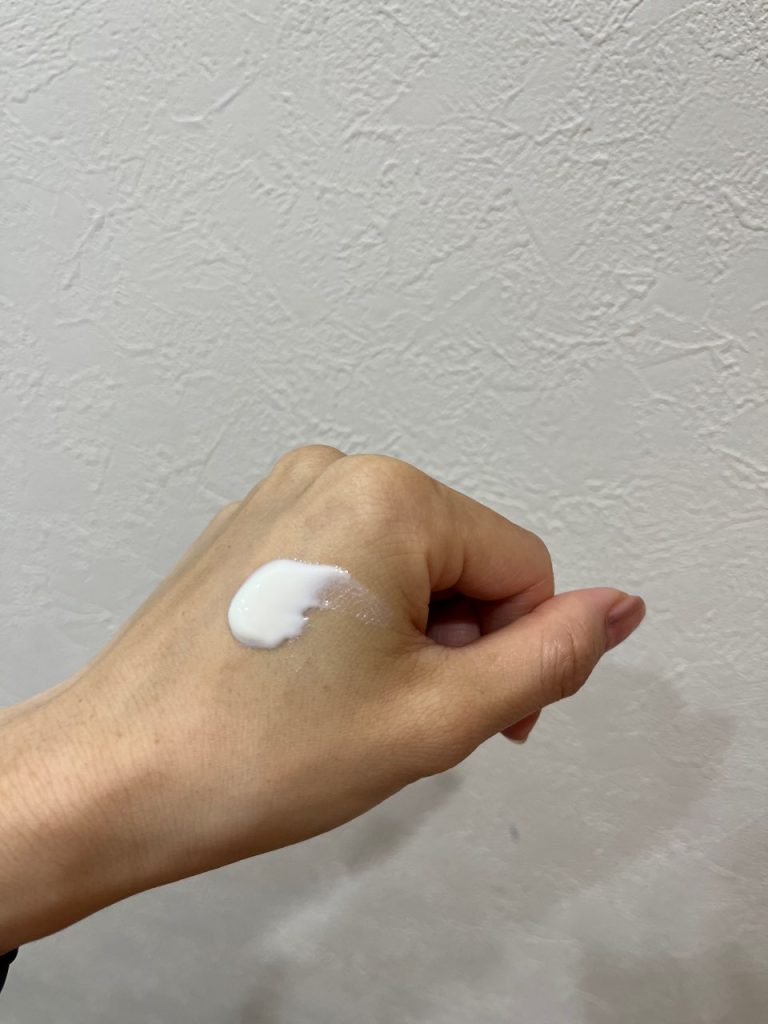 韓国日焼け止め、Beauty of Joseon（朝鮮美女）米日焼け止めを手の甲に出している様子。軽くてスルスル伸びる塗り心地で、白浮きせず、メイクの邪魔もしない神アイテム。