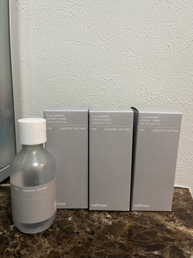 愛用しているcelimax（セリマックス）デュアルバリアクリーミートナーの空容器とストック用に保管している3つの化粧箱が並んでいる様子。