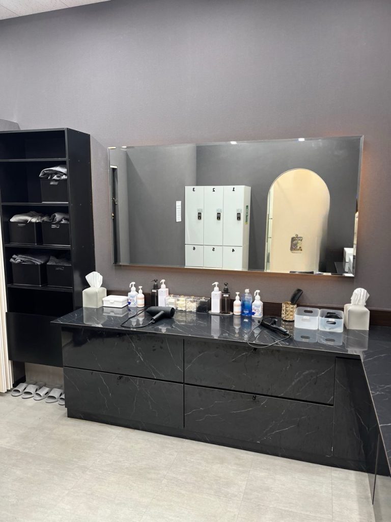 ベンスクリニック横浜のパウダールーム内。奥は施術後に身支度を整えるスペース。