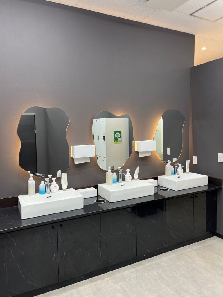 ベンスクリニック横浜のパウダールーム内。洗面台が3つありました。