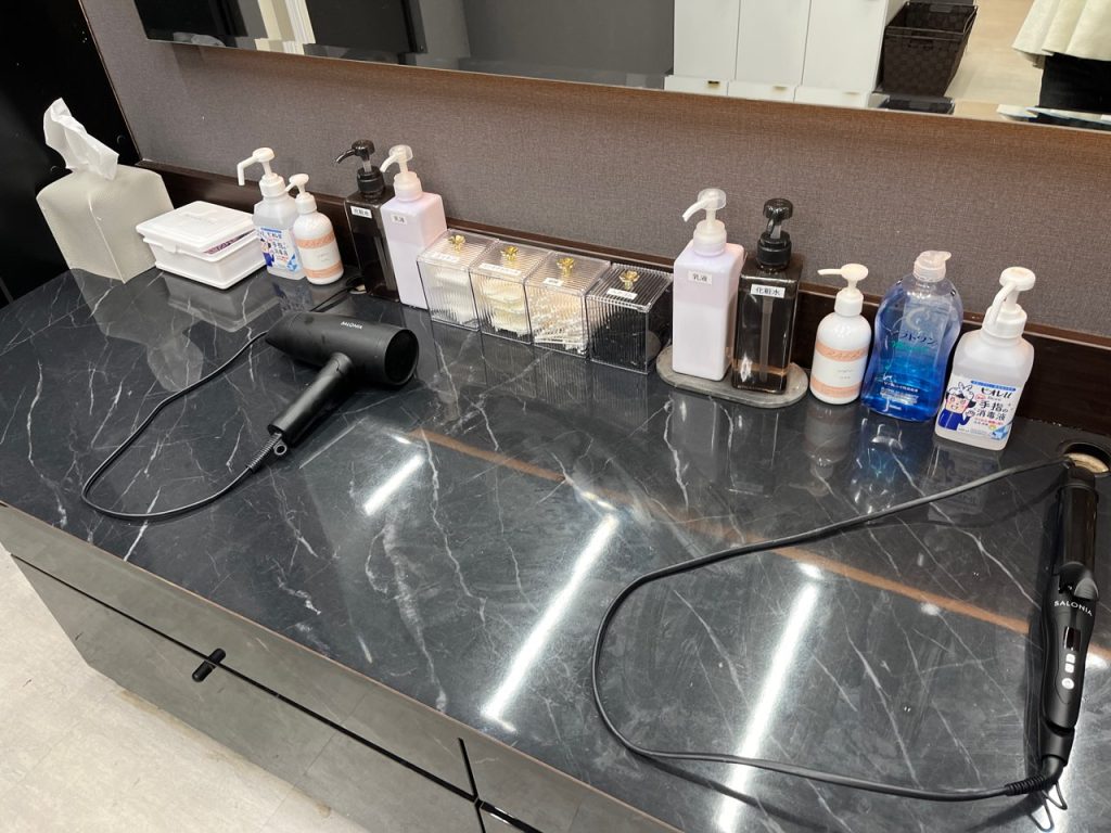 ベンスクリニック横浜パウダールーム内の様子。施術後用のスペースには、ドライヤーやヘアアイロンの用意が。