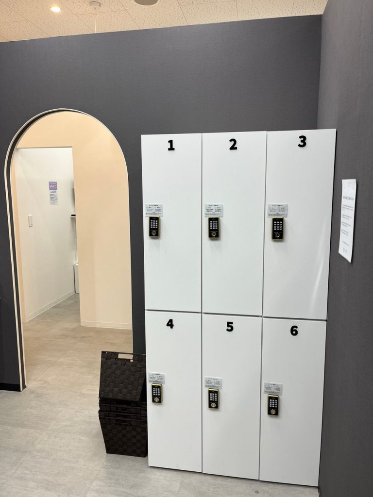 ベンスクリニック横浜パウダールーム内。ロッカーが完備されていて、大きな荷物があっても安心。