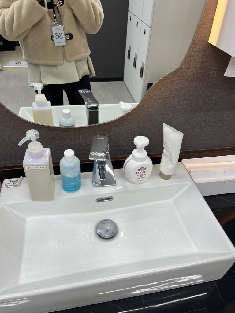 ベンスクリニック横浜のパウダールームの様子。洗面台にはクレンジングオイルやポイントリムーバー、洗顔料が完備。