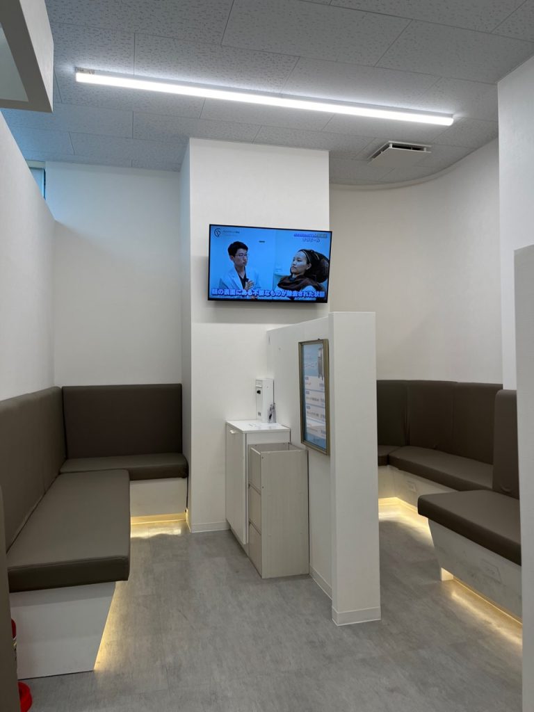 ベンスクリニック横浜の中待合室の様子。カウンセリング後、施術前までこちらで待機。