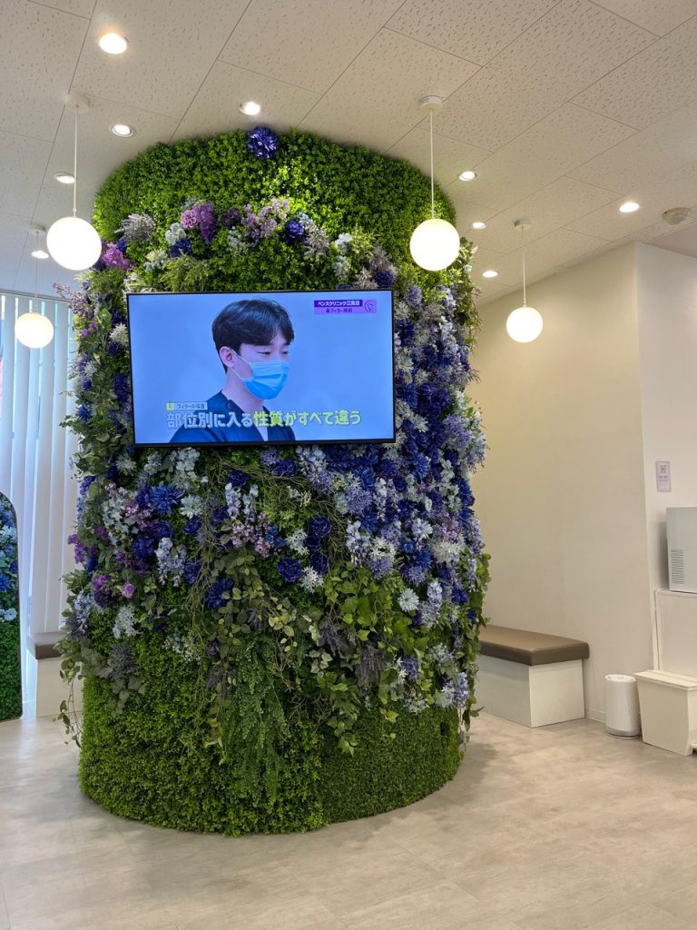 ベンスクリニック横浜の待合室。モニターが設置されているおしゃれな柱の後ろにも、待機スペースが。他人の目を気にせず、快適に待つことが出来るプライバシーへの配慮。