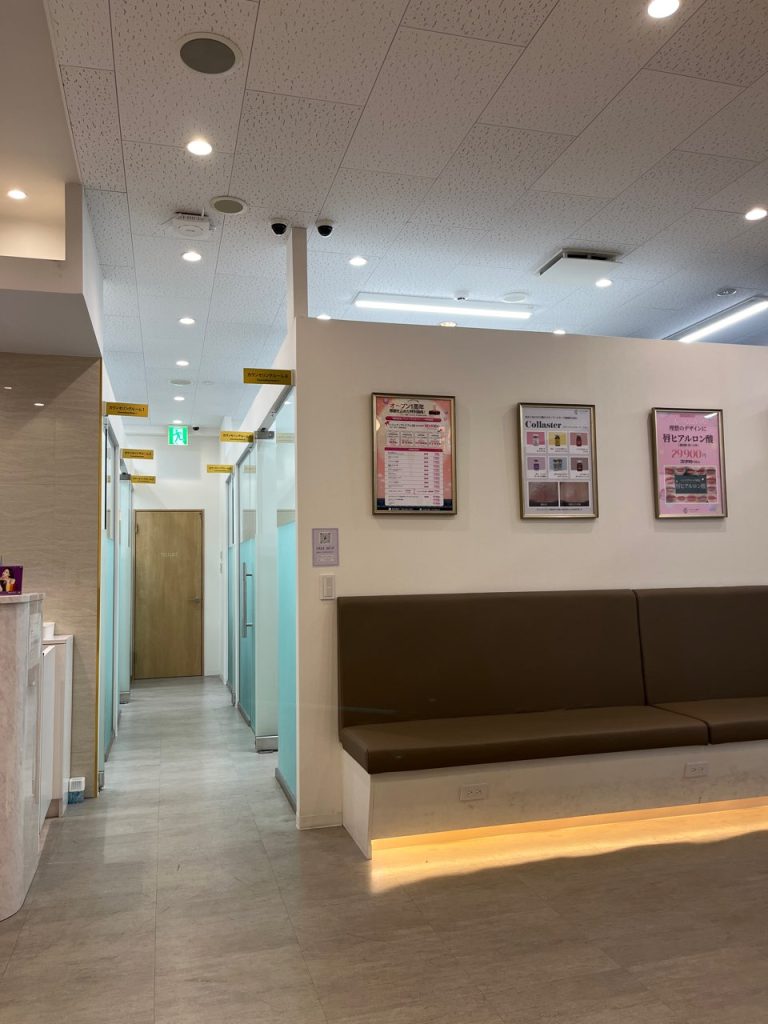 ベンスクリニック横浜の待合室の様子。奥にはカウンセリングルームがあります。